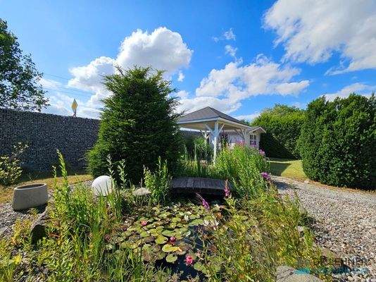 Idylle am Gartenteich