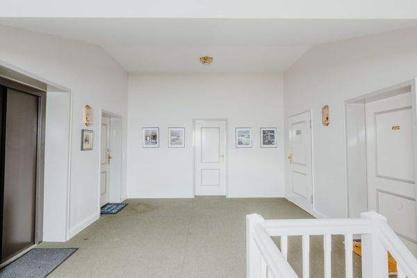 Treppenhaus mit Aufzug