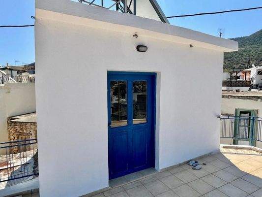 Kreta, Kalo Chorio: 2-Apartment-Anwesen mit geräumiger Dachterrasse zu verkaufen