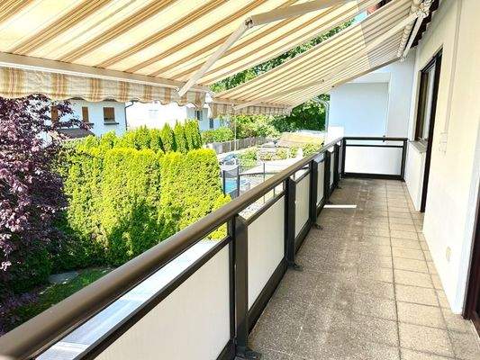 13. Balkon mit Markise.jpg