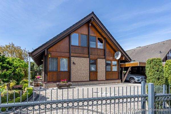 Zufahrt mit elektronischem Tor