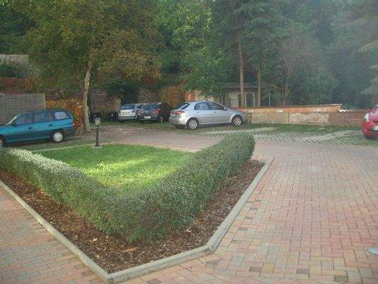 Hof mit Stellplätzen