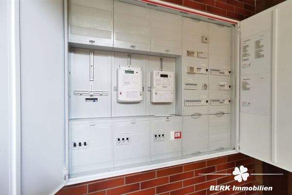 BERK Immobilien - Stromkasten im Treppenhaus UG