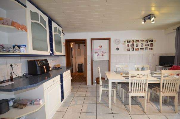 ...sowie weiterer Schränke und Zugang HWR