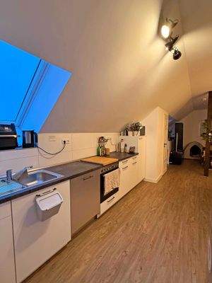 schicke Einbauküche offen zum Wohnbereich