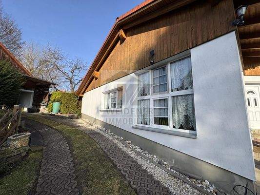 Poolhaus mit Garagenzufahrt