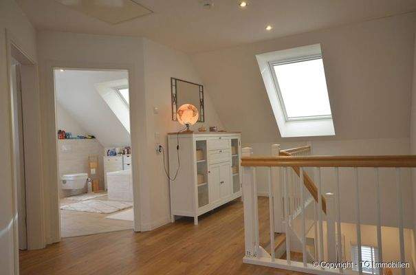 Vollbad und Galerie abends