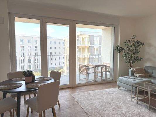 Helles Wohnzimmer mit Balkon