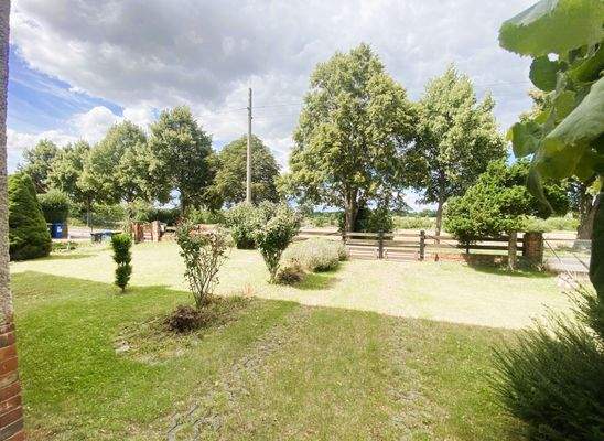 großzügiger Vorgarten