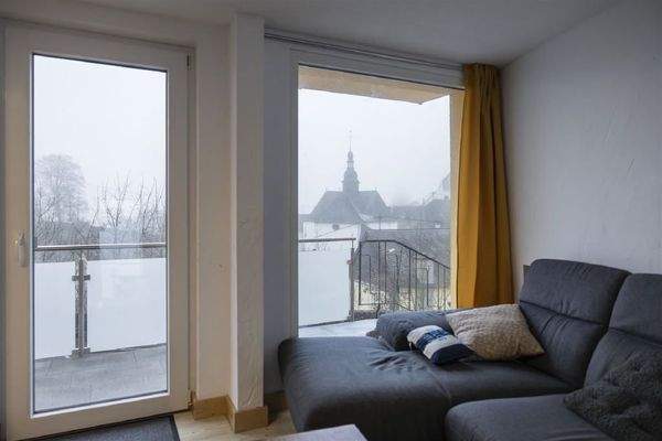 ... mit Ausgang zum Balkon