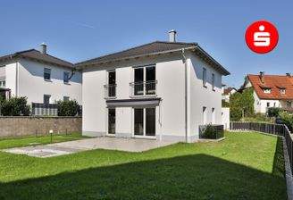 Hausansicht mit Terrasse