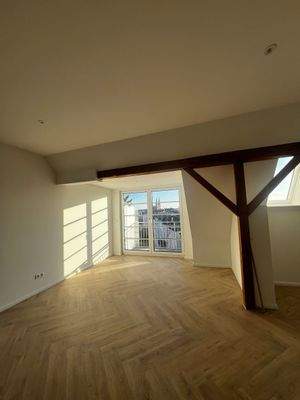 Helles Wohnzimmer mit Balkon