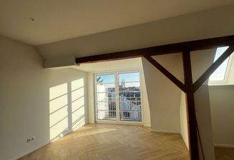 Helles Wohnzimmer mit Balkon