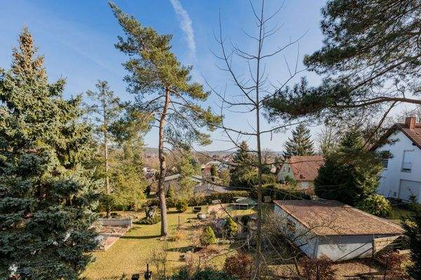 Ausblick ins grüne Wohnumfeld mit Weitblick über Geltow