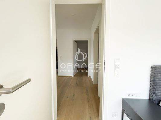 Blick aus dem Schlafzimmer in Richtung Büro, rechts das Badezimmer