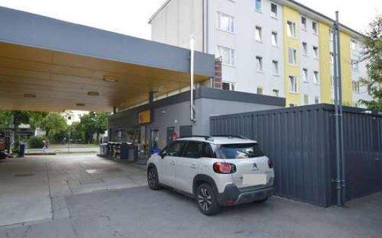 Westansicht mit Grenzbebauung