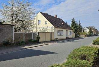 Straßenansicht im Frühling