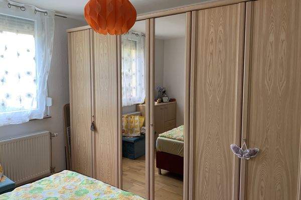 gut möblierbares Schlafzimmer