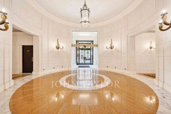 Spacieux hall d'entrée avec un design élégant et lumineux. Montaigne