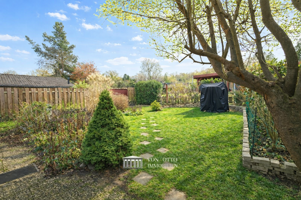 Großzügige Gartenfläche mit befestigtem Weg