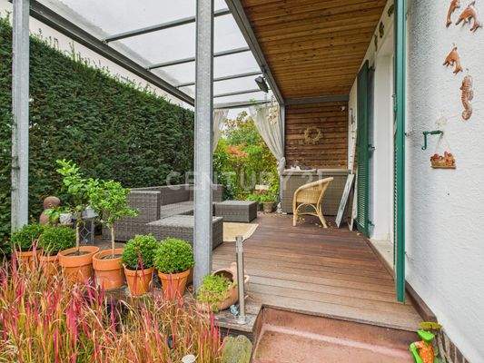 Seitliche überdachte Terrasse