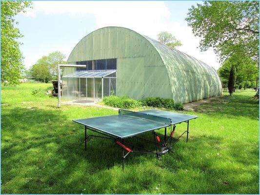 Rundbogenhalle mit Pool, Sauna und Spielscheune