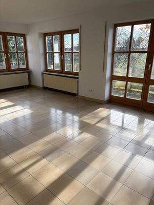 Wohnzimmer mit Zugang Terrasse.JPG