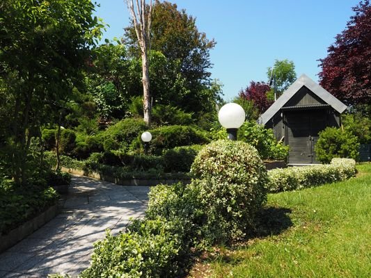Gartenbereich mit Gartenhütte