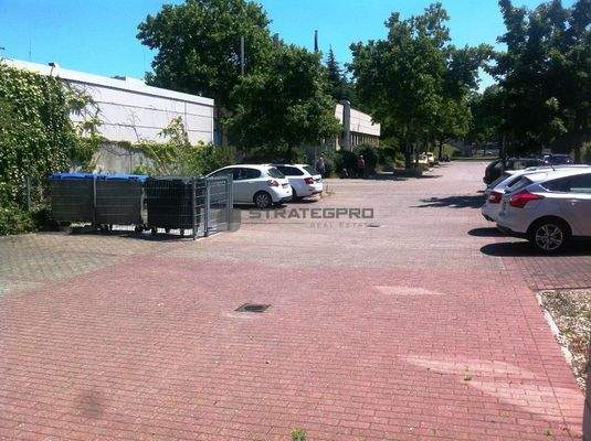 Parkplatz vor dem Gebäude