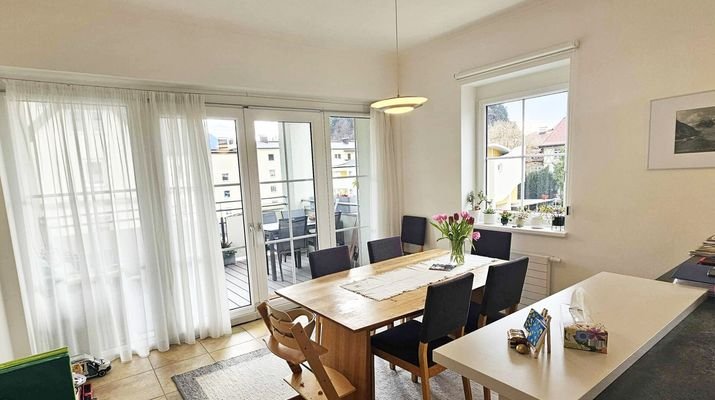 Essbereich mit Ausgang Balkon, Hochwertige 3-Zimmerwohnung mit Carport