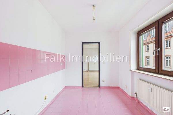 Küche mit angeschlossener Vorratskammer