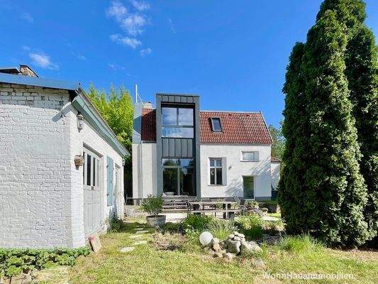 Haus und Nebengebäude