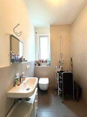 Badezimmer 1 - Verbessert - (KI generiert)