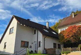 Haus mit Garage und Treppe