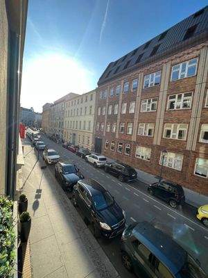 Blick vom Balkon auf Straße