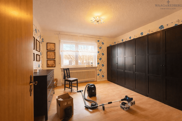 Helles geräumiges Ankleidezimmer im Erdgeschoss