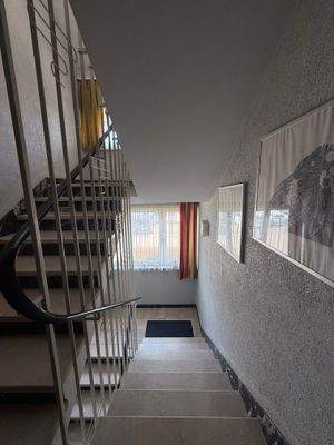 Treppenhaus 1. OG ins EG.jpeg