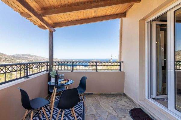 Ligaria: Villa mit drei Wohnungen und Pool zu verkaufen