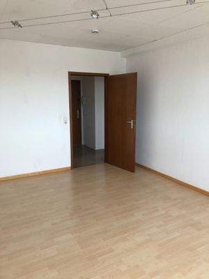 Zimmer links, Blick zum Flur