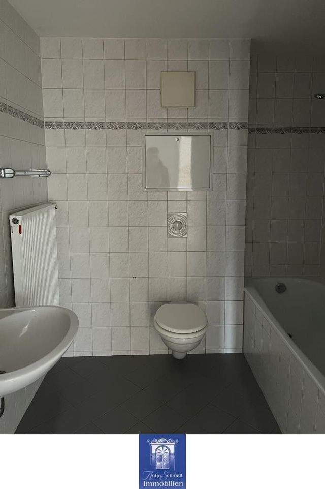 Dachtraum - Großzügiges Wohnzimmer mit Durchreiche zur Küche! - Foto 2