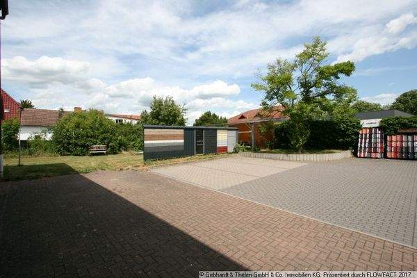 Parkplätze und Grünfläche