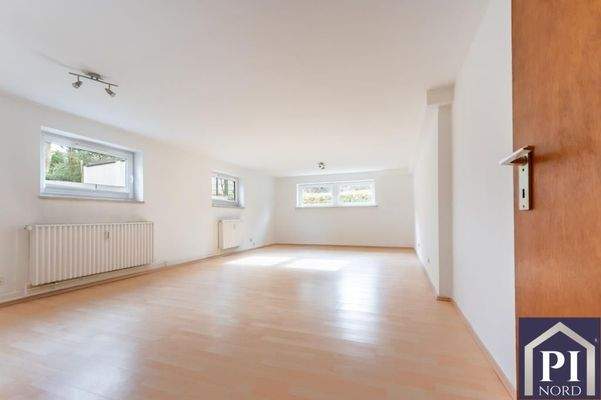 Großer Raum mit Tageslichtfenster im Souterrain