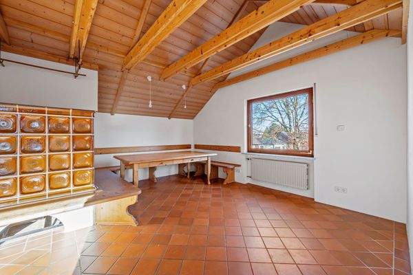 WHG DG Essbereich mit Kachelofen