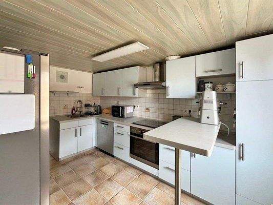 Küche mit angr. Badezimmer