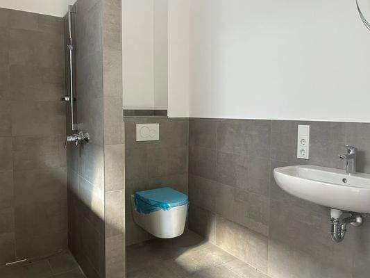 Gäste-WC mit Dusche