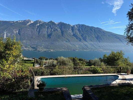 Pool mit Seeblick1.jpg