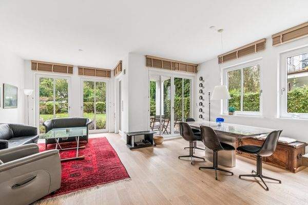 Helles Ambiente – der Wohn- und Essbereich mit Blick in den Garten