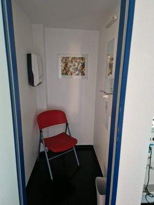 Kabine vor jedem Behandlungsraum