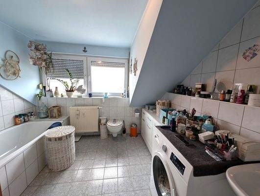 Badewanne und Dusche