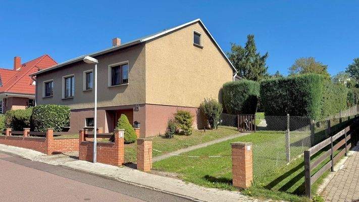 Stellplatz am Haus und Zugang zum Garten